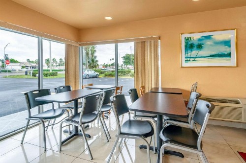 Econo Lodge North - image 18