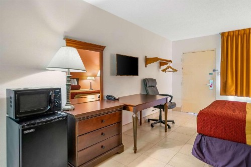 Econo Lodge North - image 19