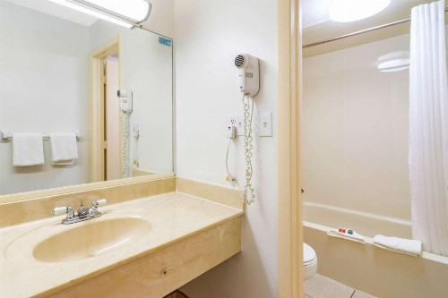 Econo Lodge North - image 3