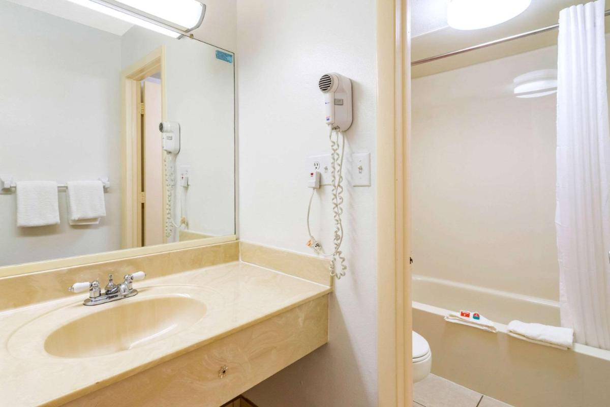 Econo Lodge North - image 3