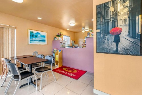 Econo Lodge North - image 7