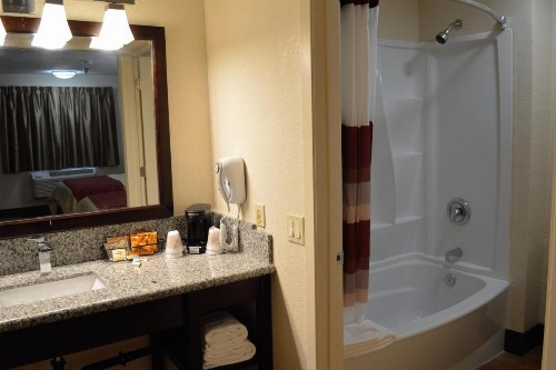 Red Roof Inn & Suites Sacramento North - image 9
