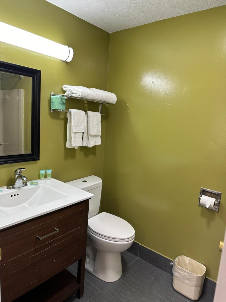 Wickford Motor Inn - image 4