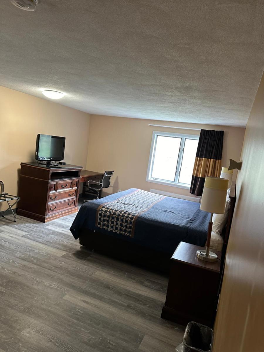 Wickford Motor Inn - image 7