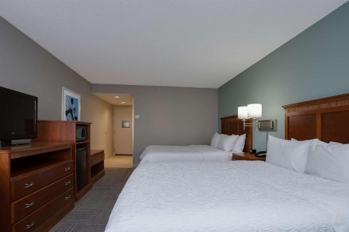 Hampton Inn Harbourgate - image 2