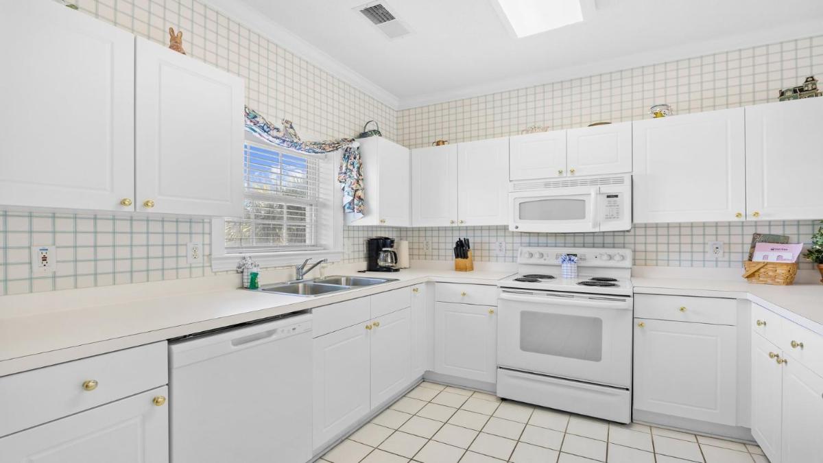 223 Wedgewood - image 3