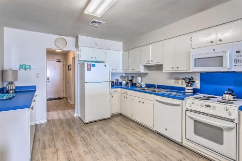 Bright Beachy Condo Boardwalk Access and Patio - image 4