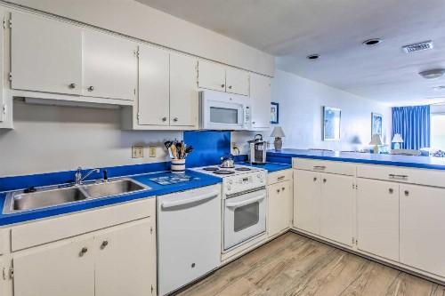 Bright Beachy Condo Boardwalk Access and Patio - image 5
