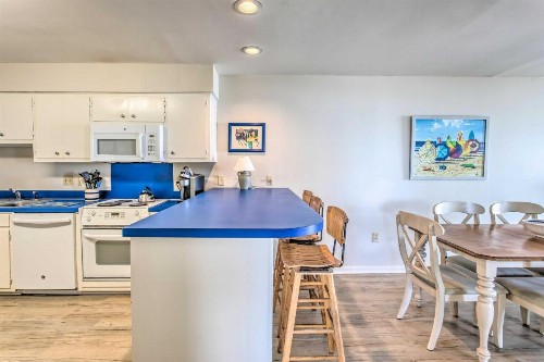 Bright Beachy Condo Boardwalk Access and Patio - image 7