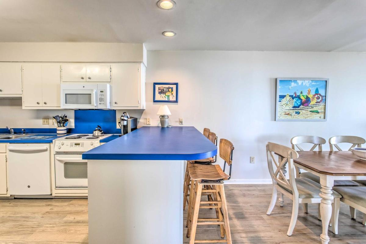Bright Beachy Condo Boardwalk Access and Patio - image 7