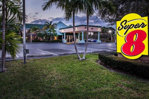 Super 8 by Wyndham North Palm Beach - image 1