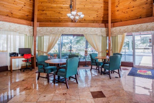 Super 8 by Wyndham North Palm Beach - image 10