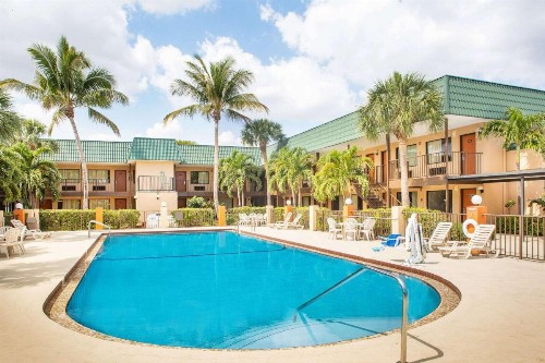 Super 8 by Wyndham North Palm Beach - image 11