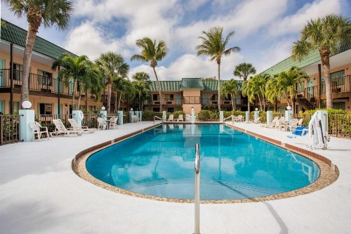 Super 8 by Wyndham North Palm Beach - image 14