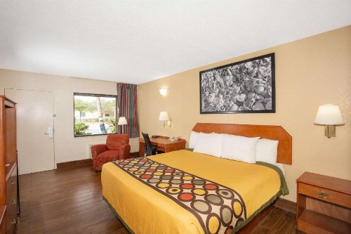 Super 8 by Wyndham North Palm Beach - image 18