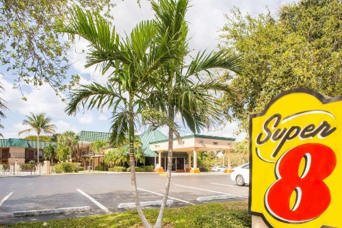 Super 8 by Wyndham North Palm Beach - image 2