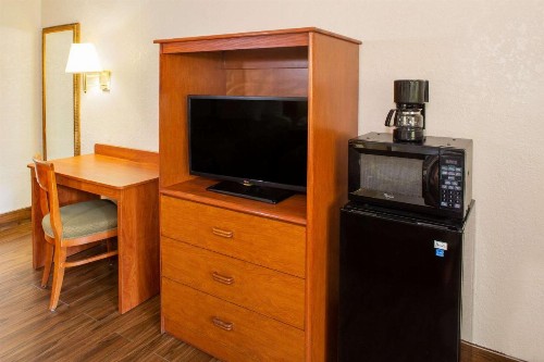 Super 8 by Wyndham North Palm Beach - image 21