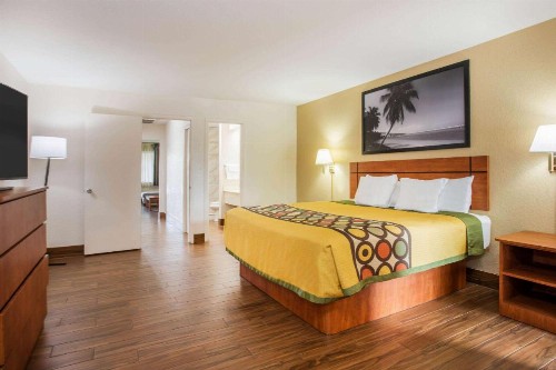 Super 8 by Wyndham North Palm Beach - image 27