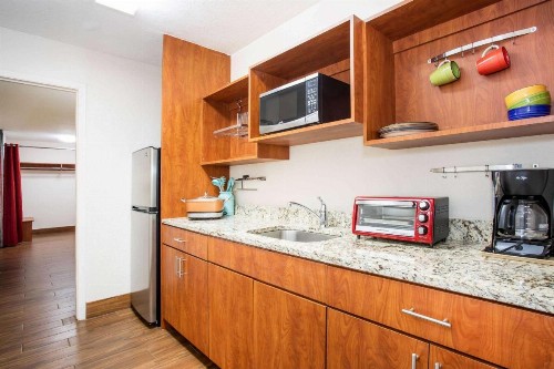 Super 8 by Wyndham North Palm Beach - image 28