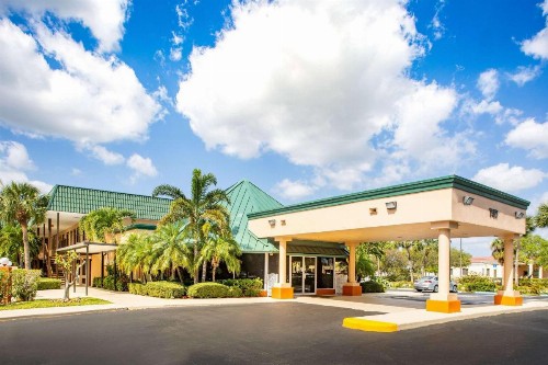 Super 8 by Wyndham North Palm Beach - image 3
