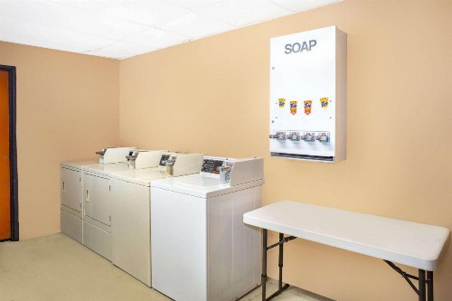 Super 8 by Wyndham North Palm Beach - image 30