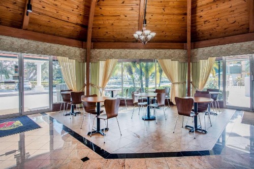Super 8 by Wyndham North Palm Beach - image 31