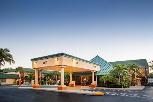 Super 8 by Wyndham North Palm Beach - image 37
