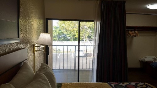 Super 8 by Wyndham North Palm Beach - image 39