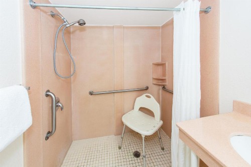 Super 8 by Wyndham North Palm Beach - image 40