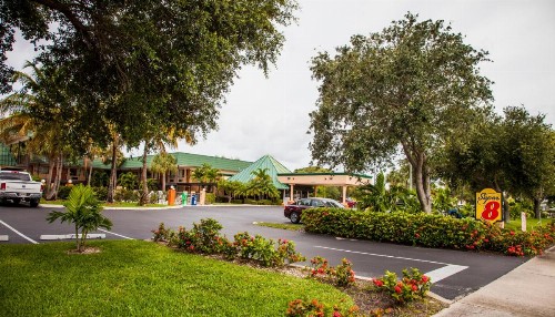 Super 8 by Wyndham North Palm Beach - image 47