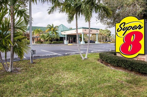 Super 8 by Wyndham North Palm Beach - image 5