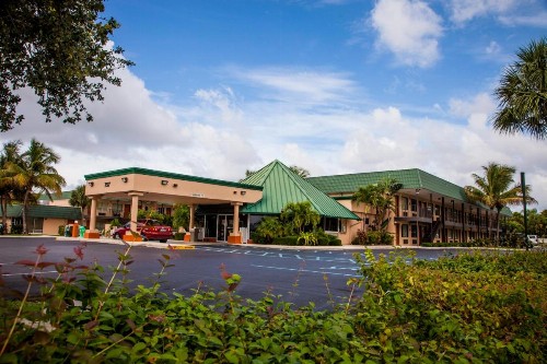 Super 8 by Wyndham North Palm Beach - image 50