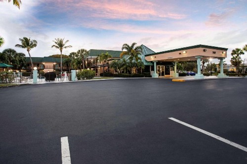 Super 8 by Wyndham North Palm Beach - image 6
