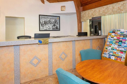 Super 8 by Wyndham North Palm Beach - image 7