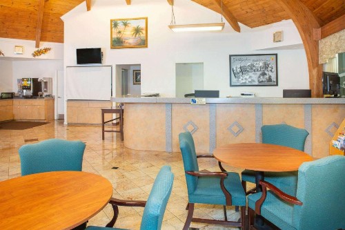 Super 8 by Wyndham North Palm Beach - image 8