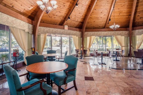 Super 8 by Wyndham North Palm Beach - image 9