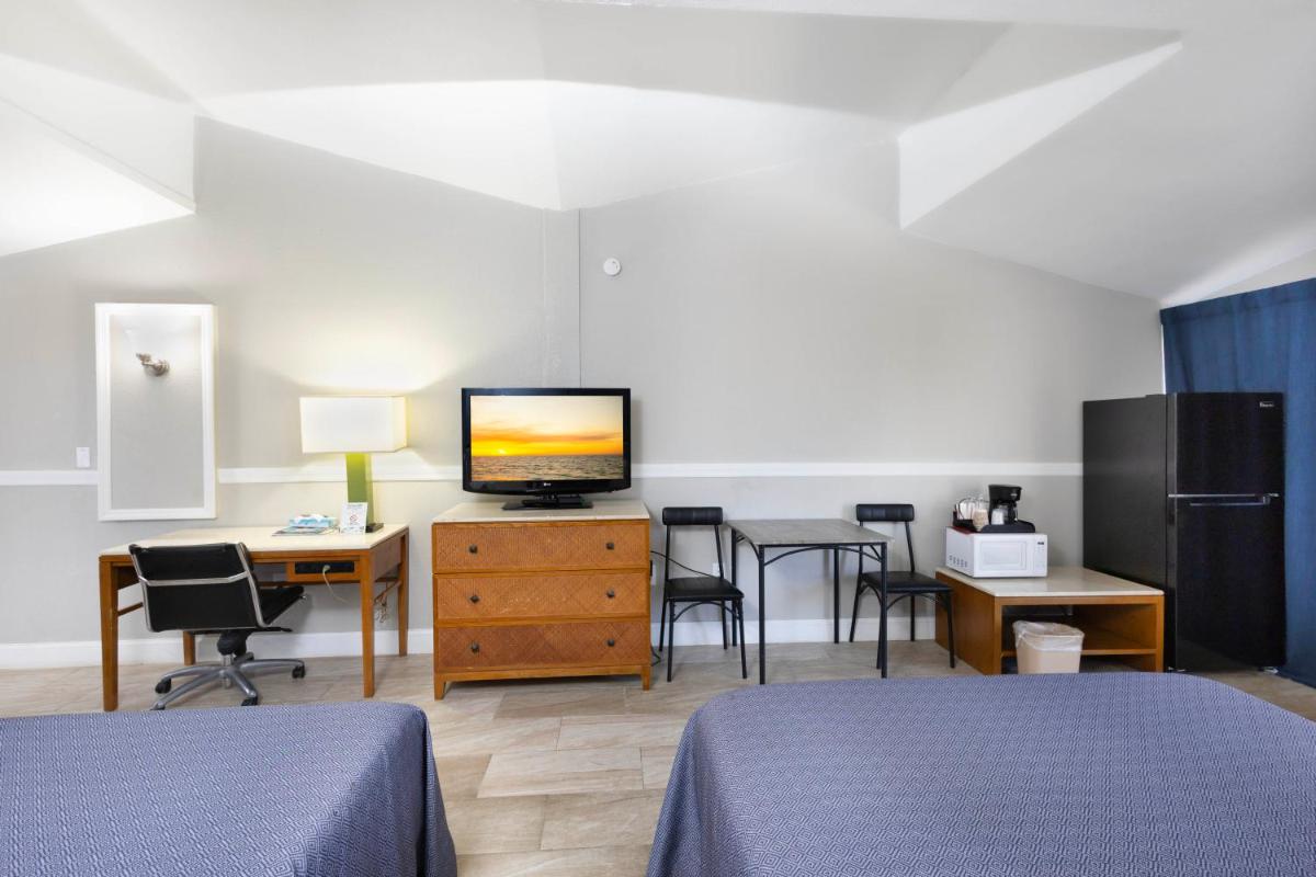 Warm Mineral Springs Motel - image 3