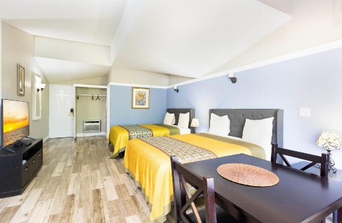 Warm Mineral Springs Motel - image 36