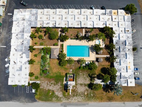 Warm Mineral Springs Motel - image 5