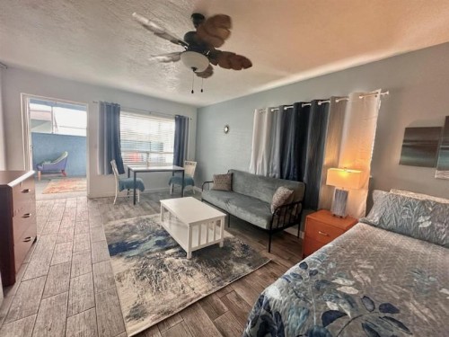 Malibu Resort Motel - image 17