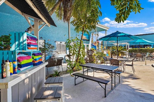 Malibu Resort Motel - image 2