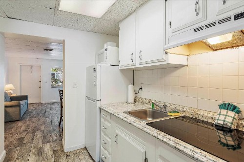 Malibu Resort Motel - image 20