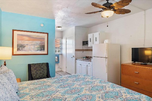 Malibu Resort Motel - image 27