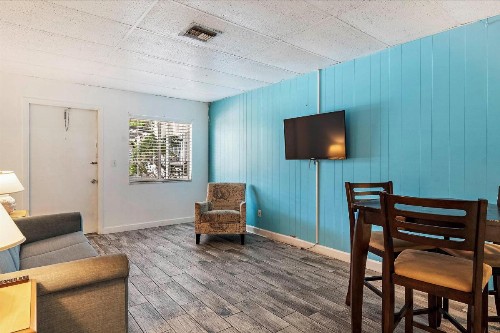 Malibu Resort Motel - image 30
