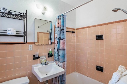 Malibu Resort Motel - image 40