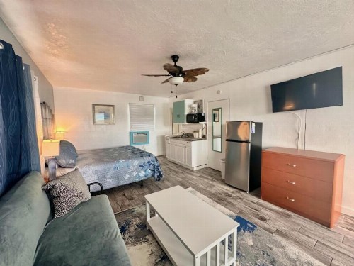 Malibu Resort Motel - image 48