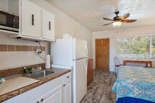Malibu Resort Motel - image 7