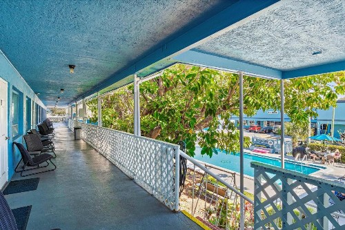 Malibu Resort Motel - image 9