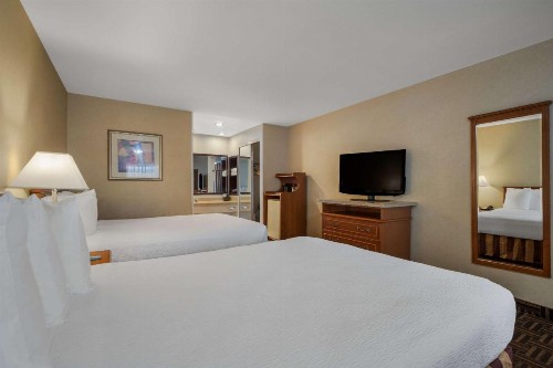 Best Western Norwalk Inn - image 14