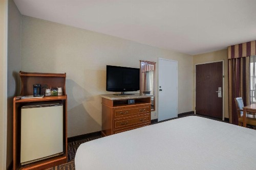 Best Western Norwalk Inn - image 16